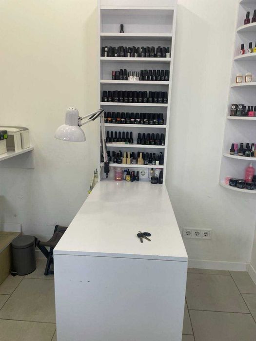 Продам манікюрний стіл з поличкою