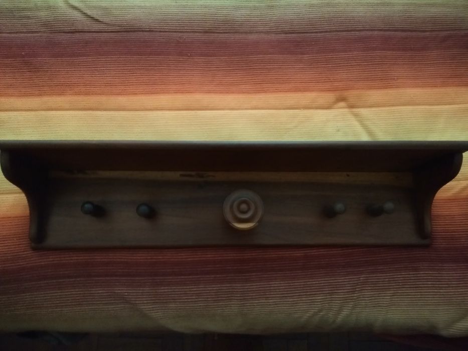 pendurador de casacos em madeira