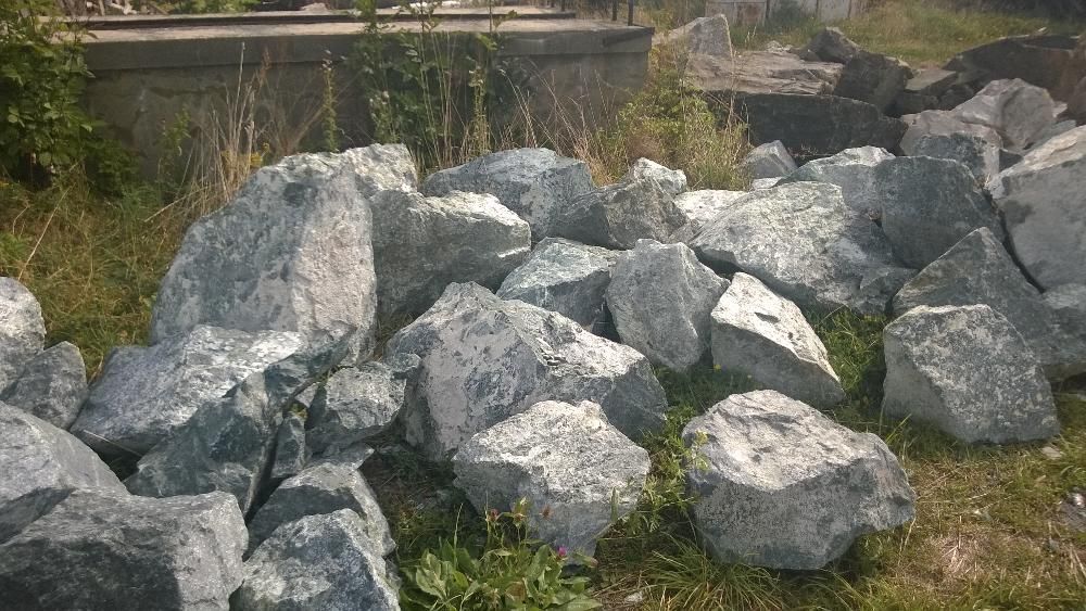 Bryły zielone serpentynitowe; kamień duży,głazy ogromne skalnik
