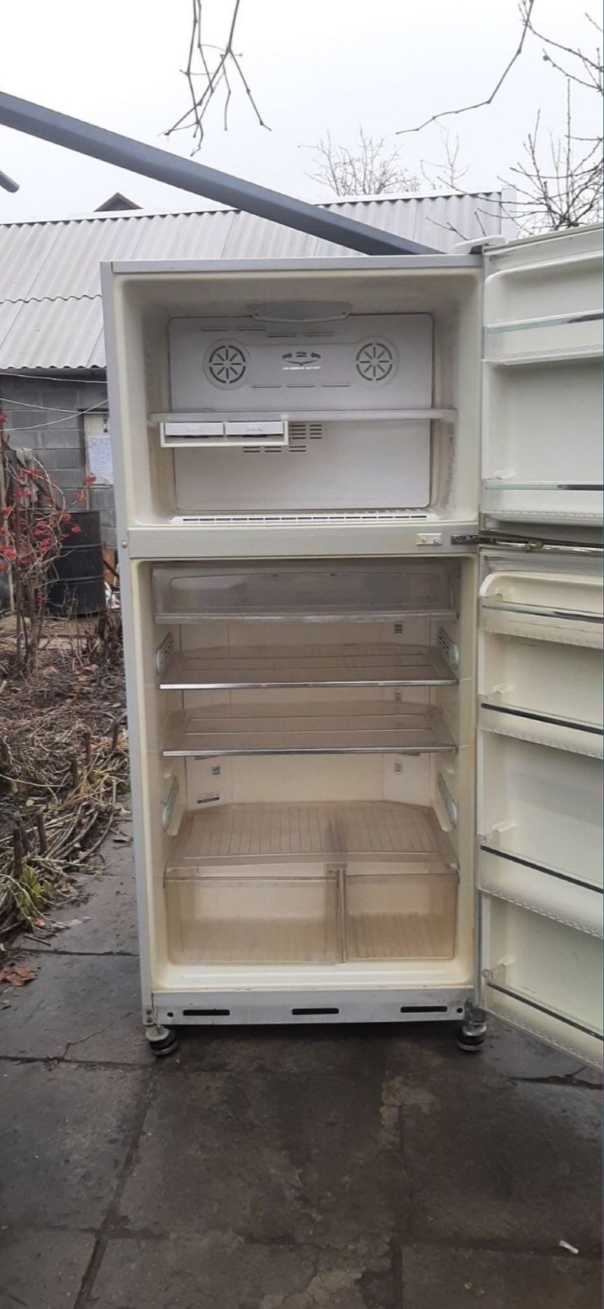 Продам под ремонт очень болшой холодильник SUPER GENERAL с доставкой.