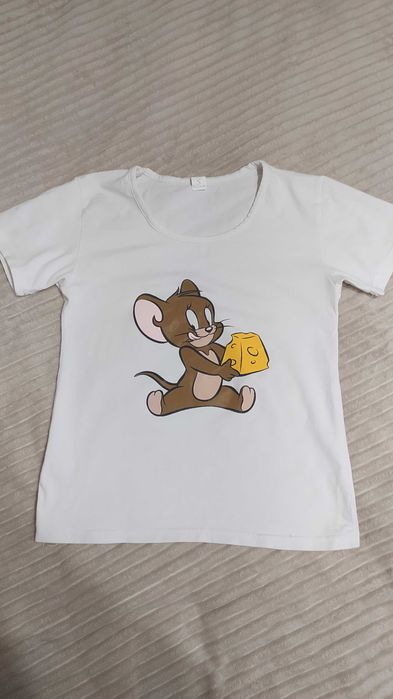 Футболка розмір S, але маломірить, на розмір 158 см.