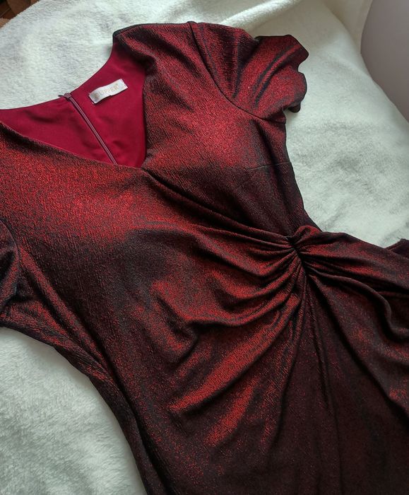 Błyszcząca sukienka do kolan.