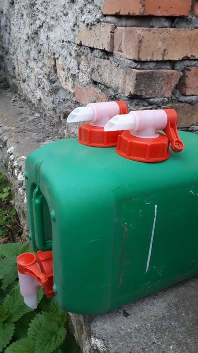 Каністра з краном (рукомийник)