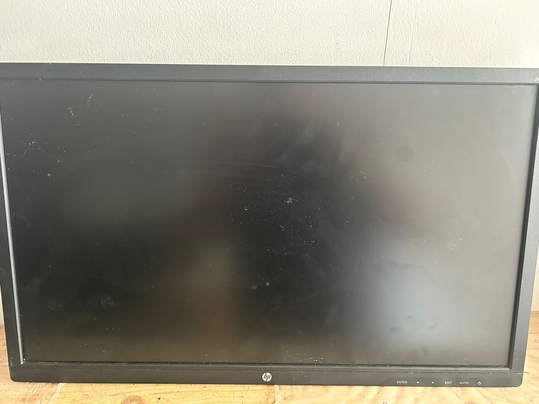 Dwa monitory – HP 24” i BenQ 28” – sprawne, z kablami