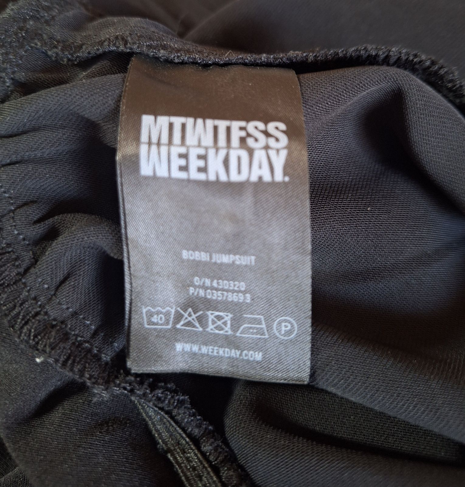 Długi czarny kombinezon damski marka MTWTFSS WEEKDAY rozmiar S 36