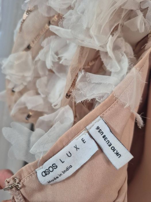 Obłędna beżowa sukienka ASOS zdobiona cekinami i kwiatami 3D z 719 zł