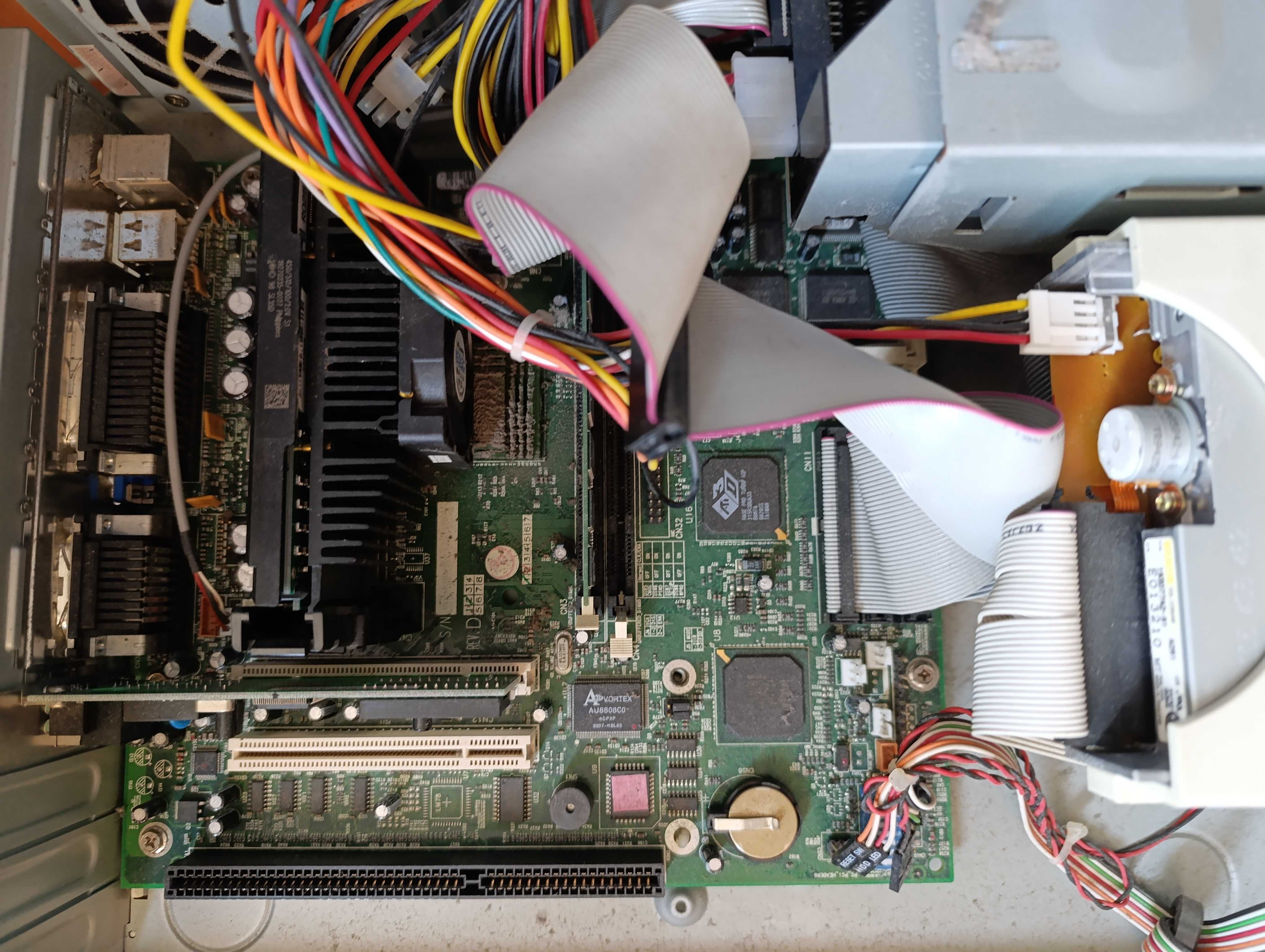 Stary komputer Pentium3, leżący, uszk.