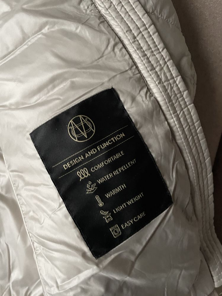 Kurtka damska typu bomberka z puchem marki Massimo Dutti