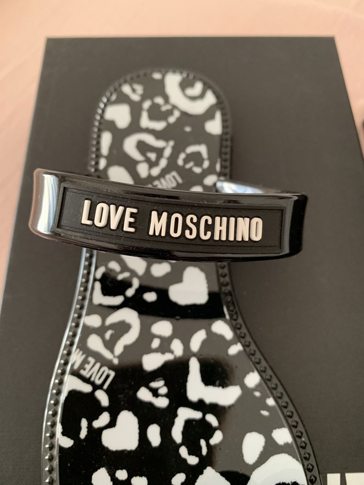 Chinelos novos moschino