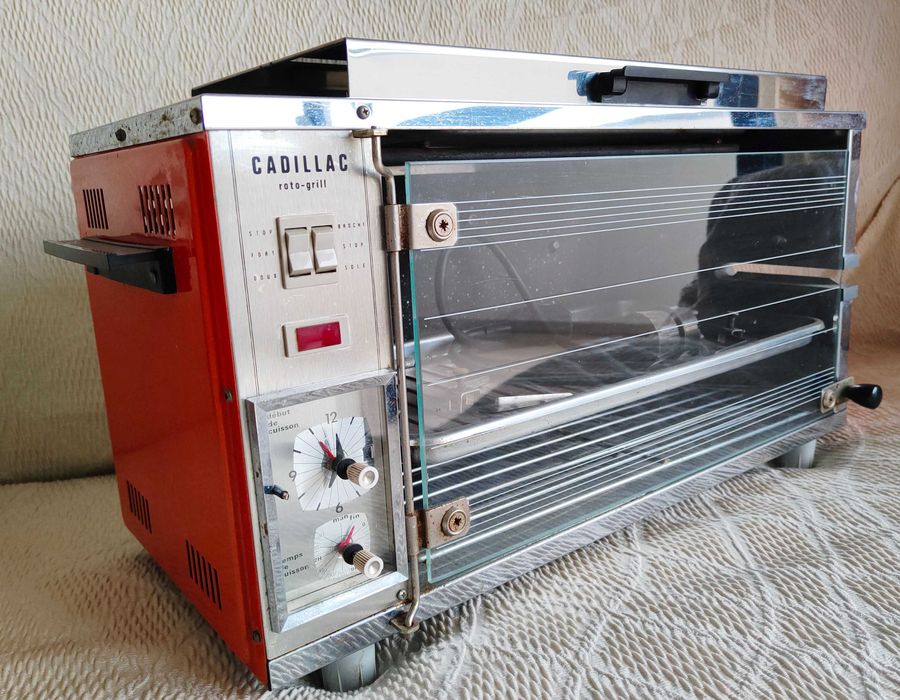 Forno grilhador Cadillac vintage com roticero e grelhas.