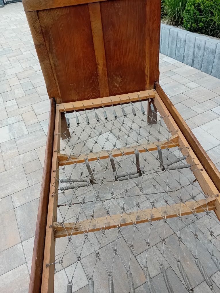 Jesionowe stare łóżko
