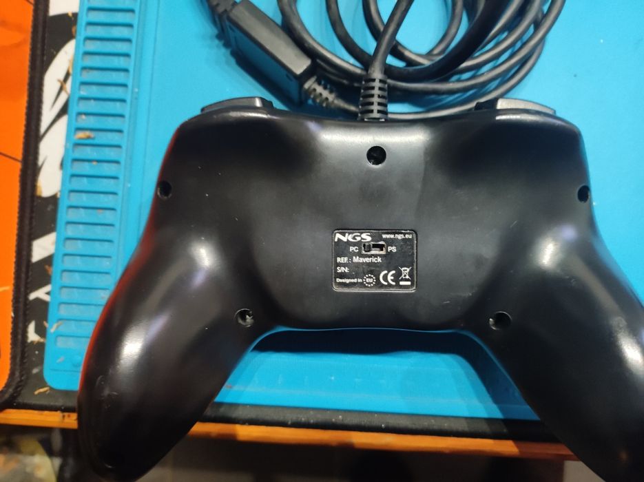 Comando com fios NGS para PC,PS2,PS3 em bom estado geral