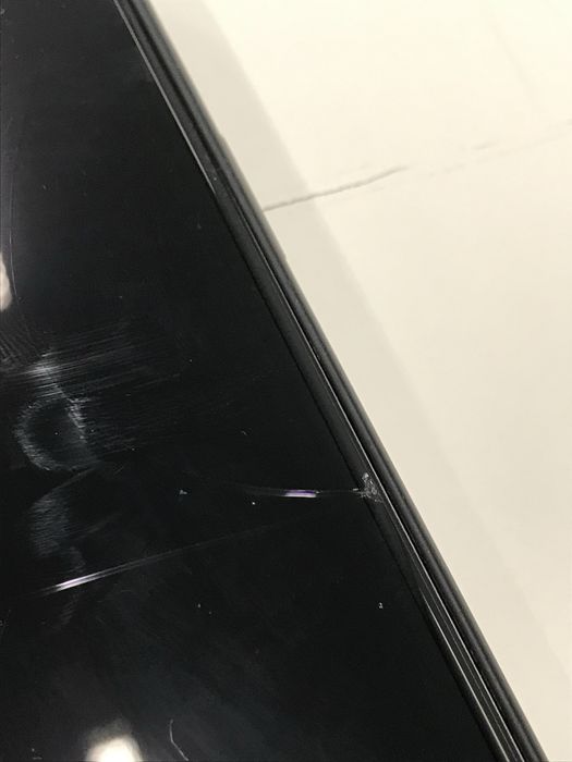 Iphone 11 preto com um pequeno risco na tela