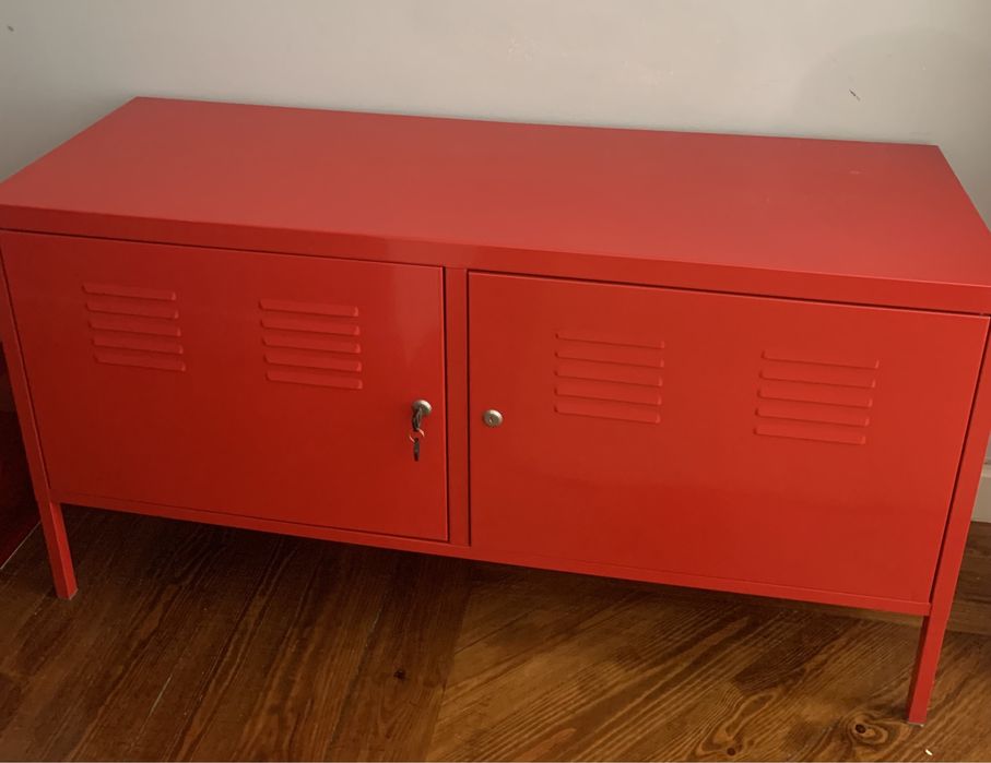 Aparador / armario/ consola vermelho