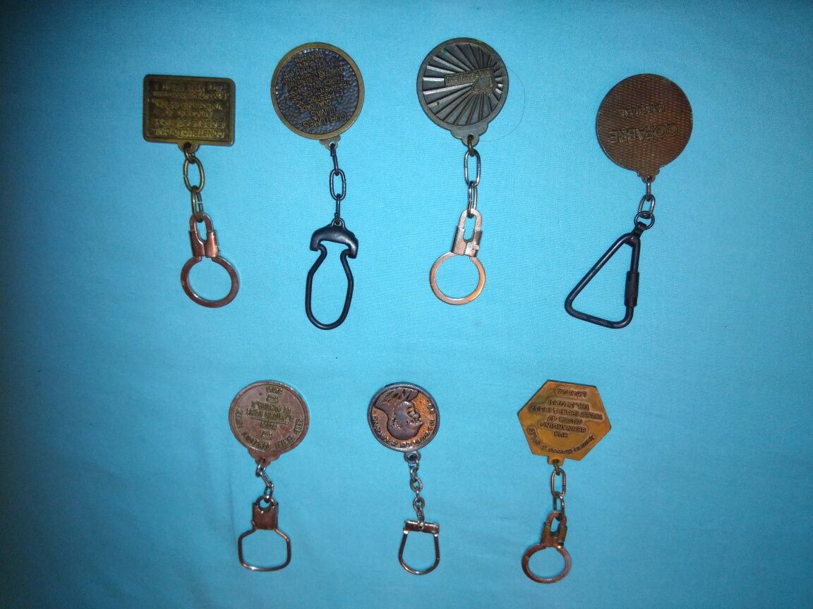 Medalhas e porta chaves.