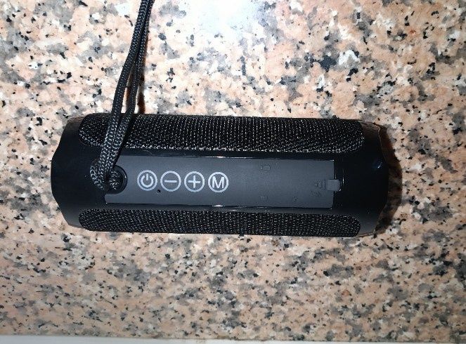 Coluna de som Bluetooth com rádio FM, SD card e USB. Nova