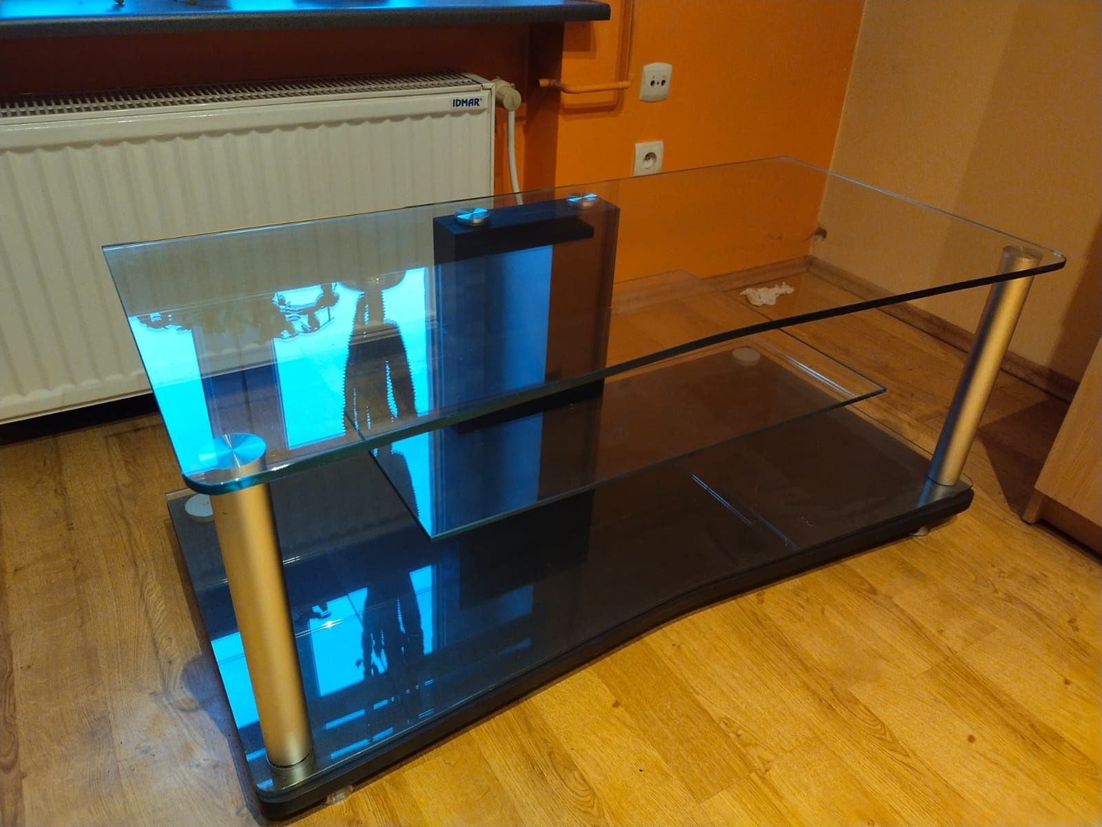 Szklany stolik pod TV.