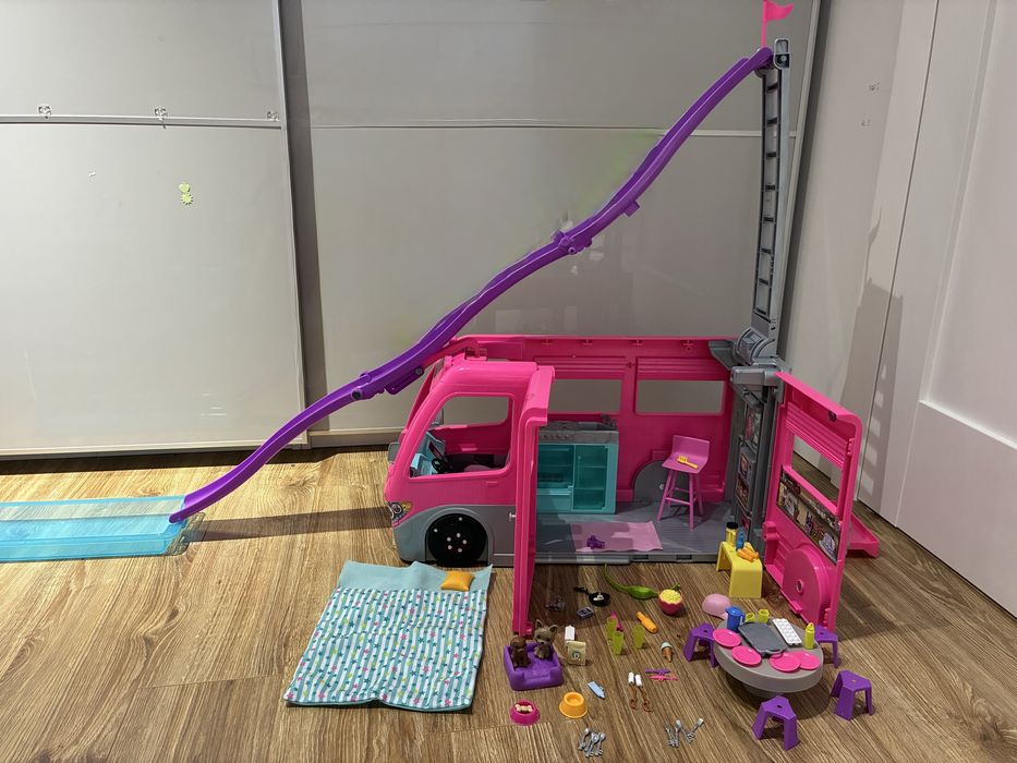 Camper Barbie HCD46