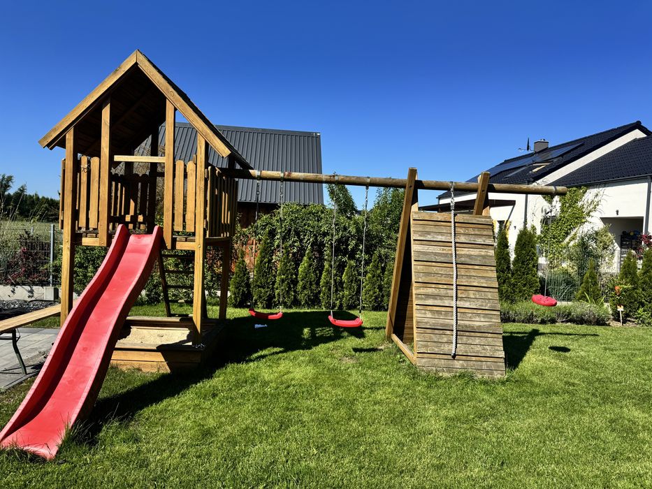 Plac zabaw , domek z piaskownicą i huśtawkami