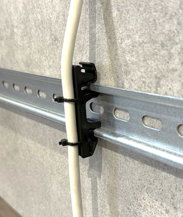 Uchwyt, prowadnica kabla na szynę DIN 35 mm – grubość 12 mm