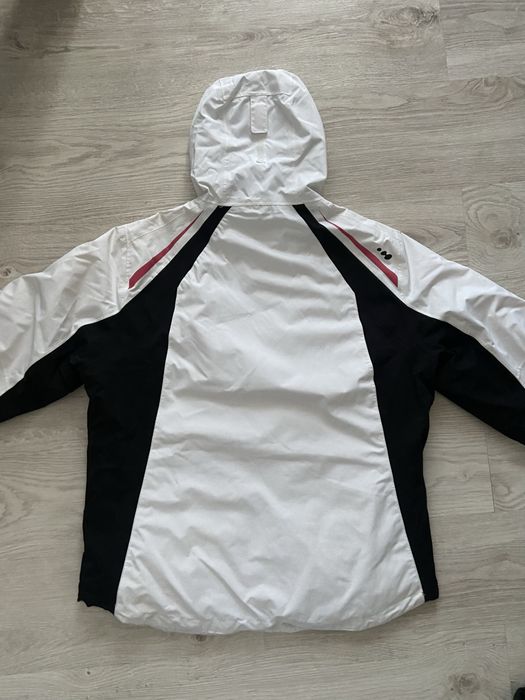 Biała kurtka zimowa narciarska Wedze Decathlon