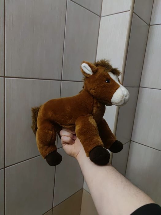 Pluszowy konik koń zabawka pluszak kremowa brązowa tina Berlin London