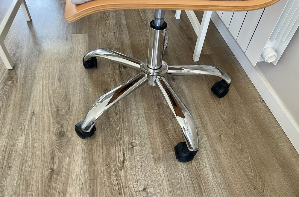 Secretaria branca Ikea com cadeira