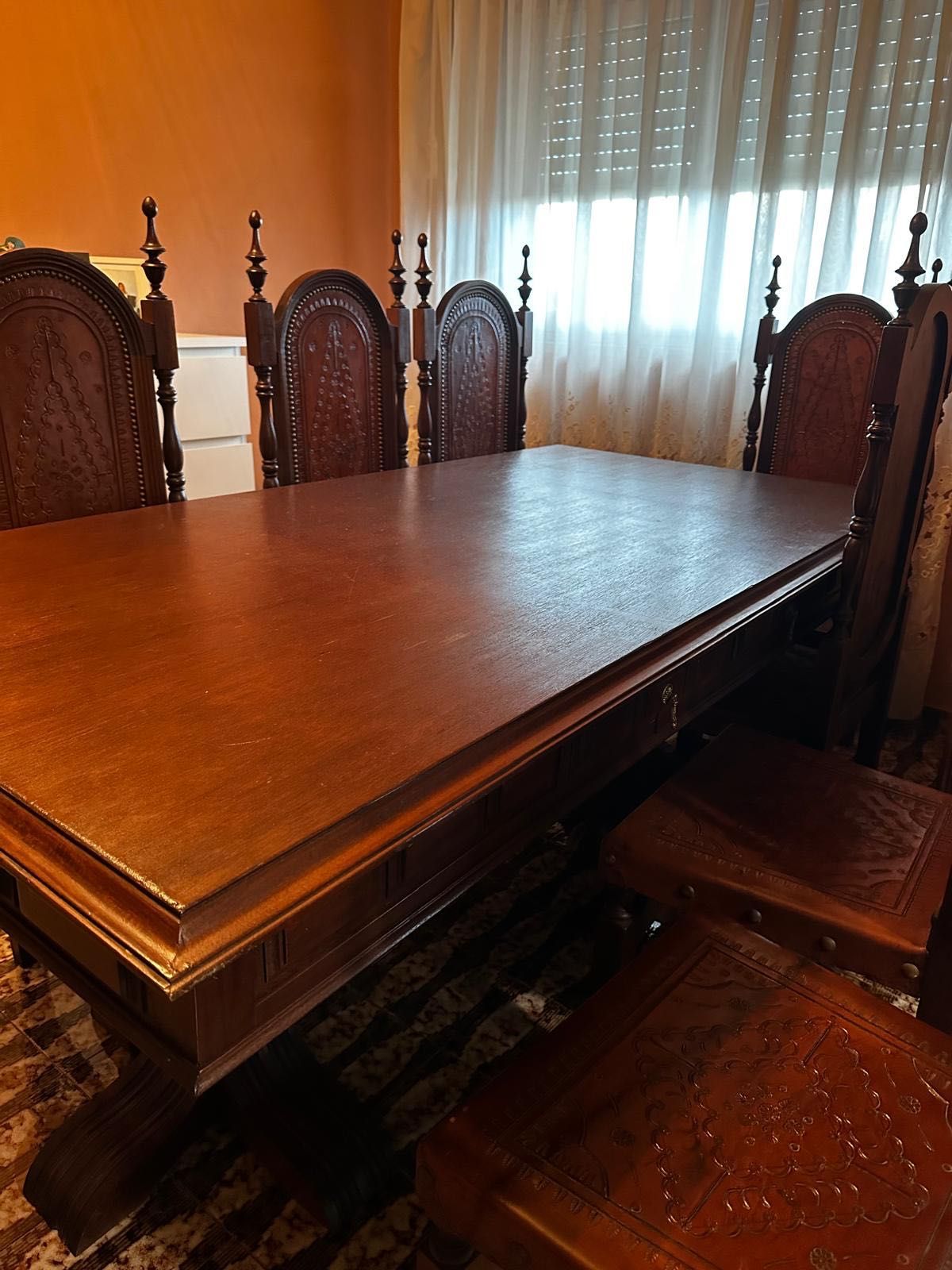 Móvel de sala de jantar com mesa e cadeiras