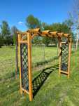 Pergola przejście z ławka kratka ogrodowa róże rośliny