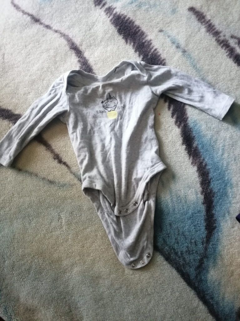 Vendo várias roupinhas de bebé por apenas 5€