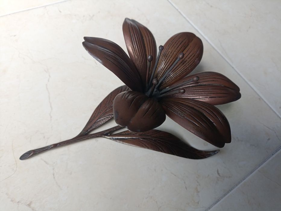 Flor cinzeiro com pétalas removíveis