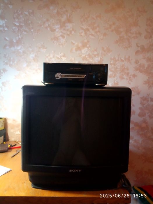 Телевизор 1+ видео проигрыватель1+ пульты 2 видео кассеты