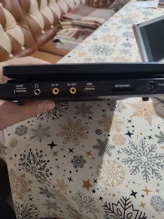 Міні ТВ + ДВД+СД читає всі диски.