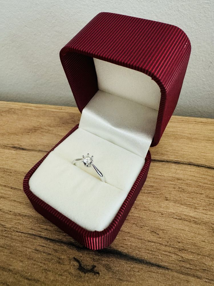 Pierścionek zaręczynowy - 0.28 Ct brylant (białe złoto)
