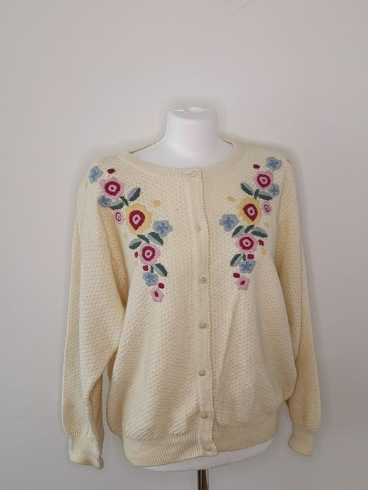 Przepiękny kardigan zapinany na guziki z wzorem kwiatowym