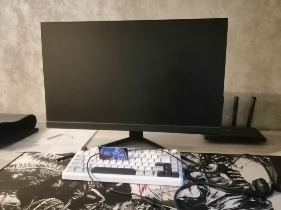 Монитор,клавиатрува и мышка