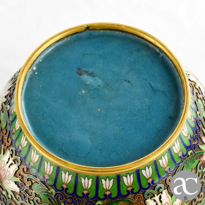 Pote com tampa em Cloisonné em relevo, finais séc. XIX