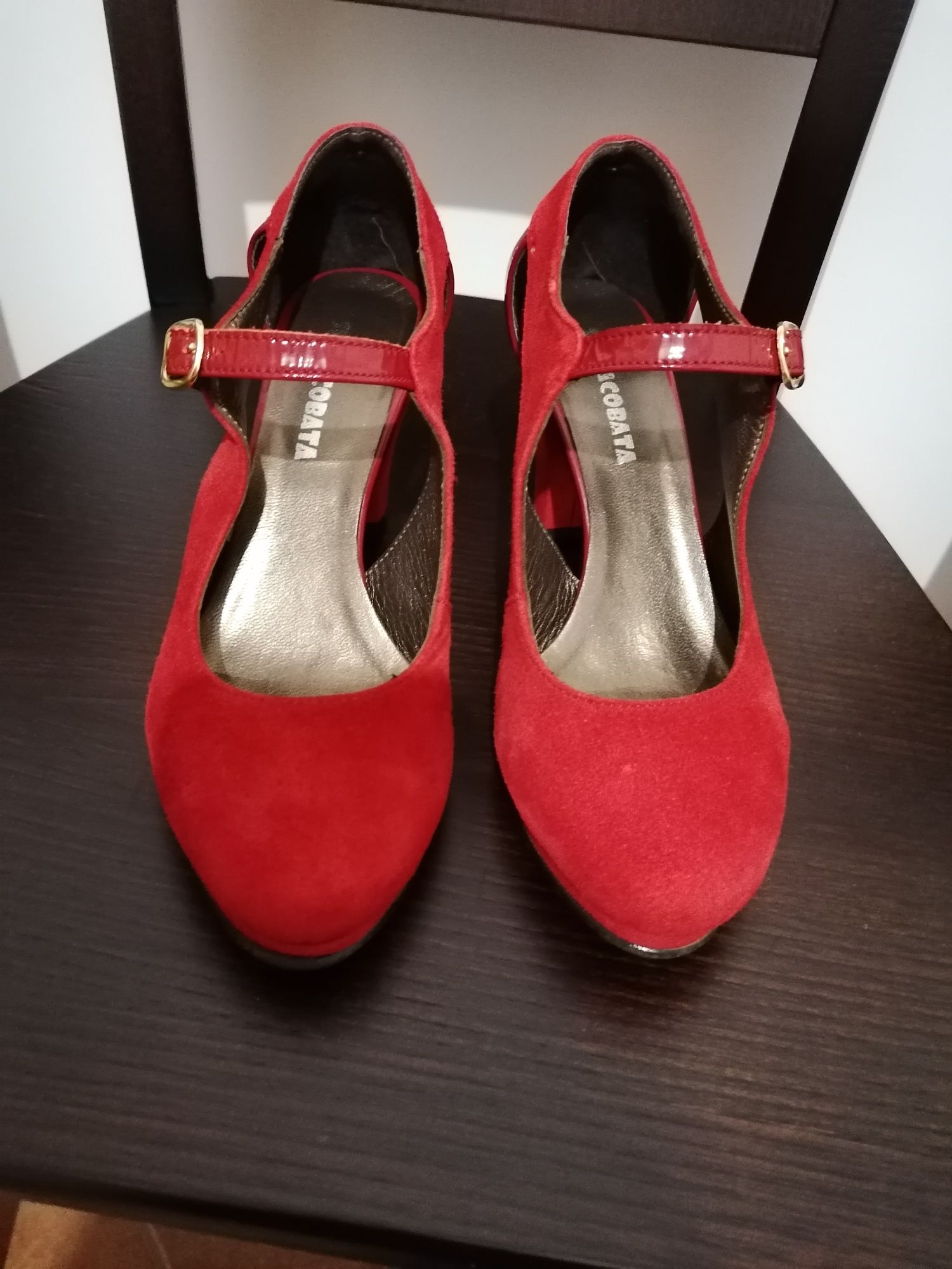Sapatos de carmoça, com pele por traz.