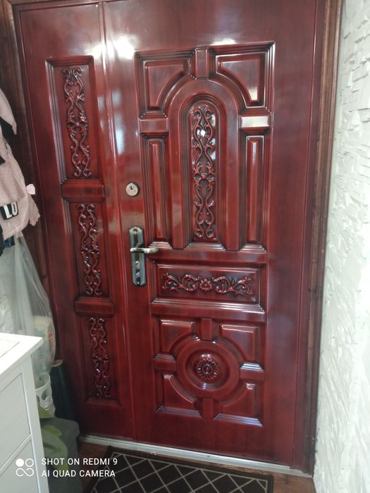 Drzwi wejściowe brązowe retro zdobienia metalowe