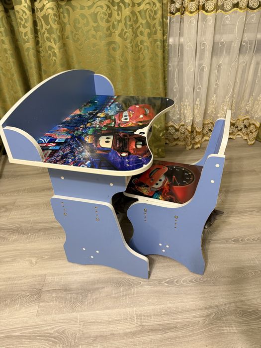 Шкільна парта зі стільцем