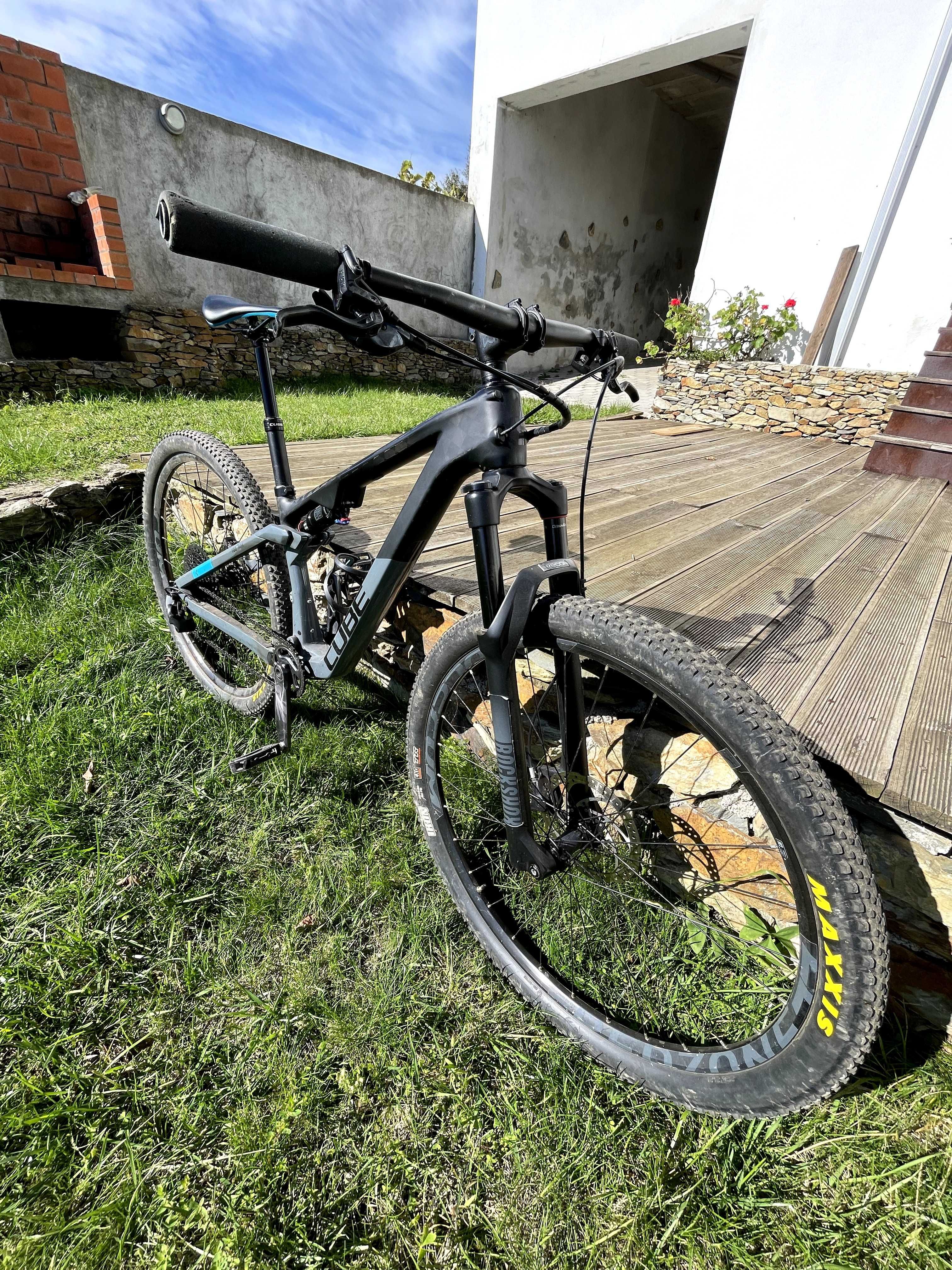 Bicicleta carbono suspensão total CUBE
