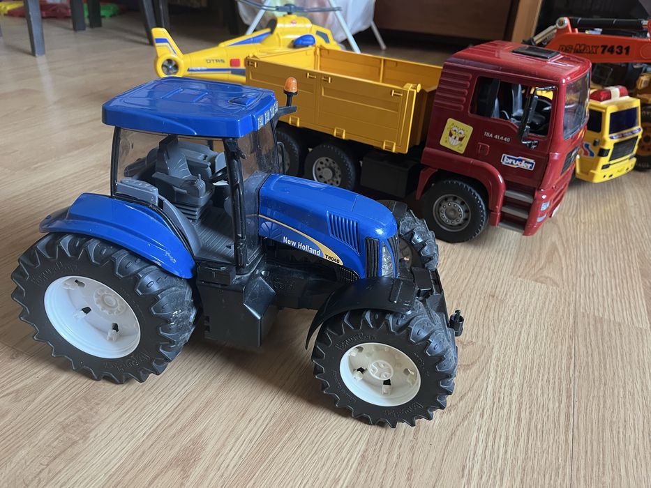 Pojazdy zabawkowe duze 3szt.( bez ciezarowki i bez ladowarki)