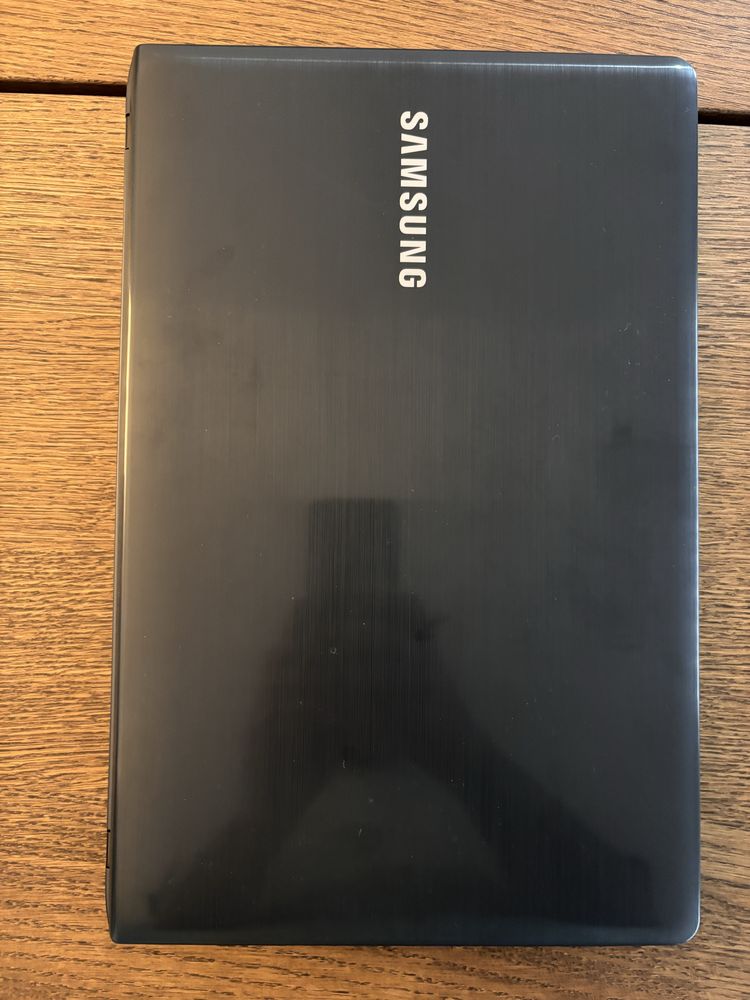 Portatil samsung i5 8gb de memoria disco SSD 250 gb