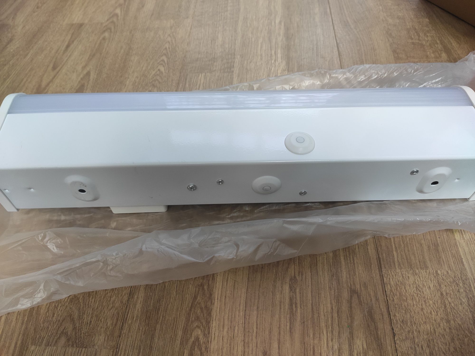 Lampa ścienna LED nad lustro 41 cm IP44 z przełącznikiem i gniazdkiem