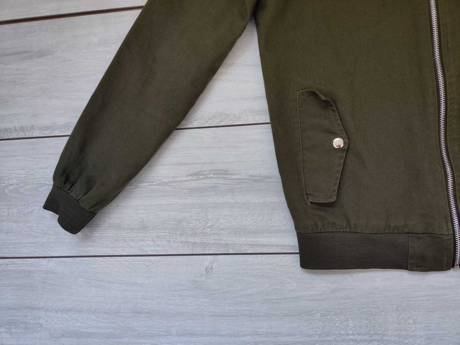 Якісна чоловіча зелена куртка бомбер з кишенями хакі Boohoo s р