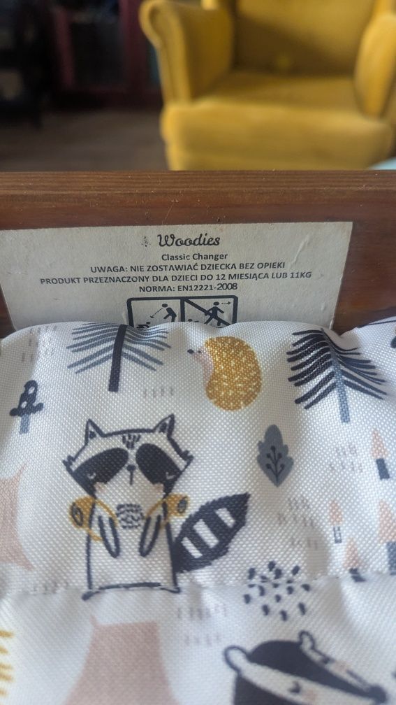 Przewijak firmy woodies, z matą i organizerami z ikei