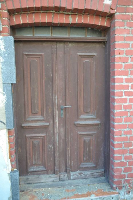Stare zabytkowe drewniane drzwi zewnętrzne