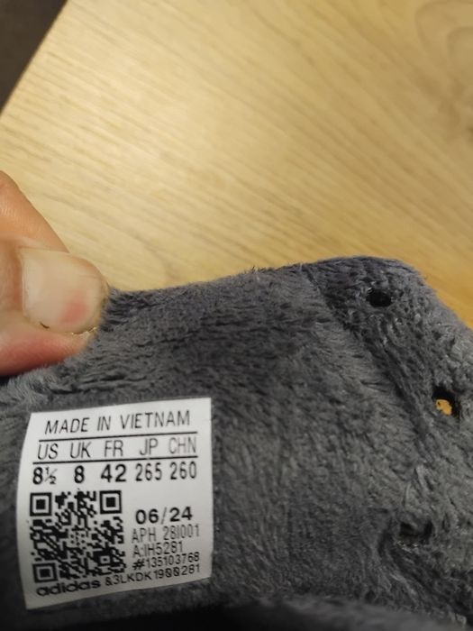 Продам кросівки adidas