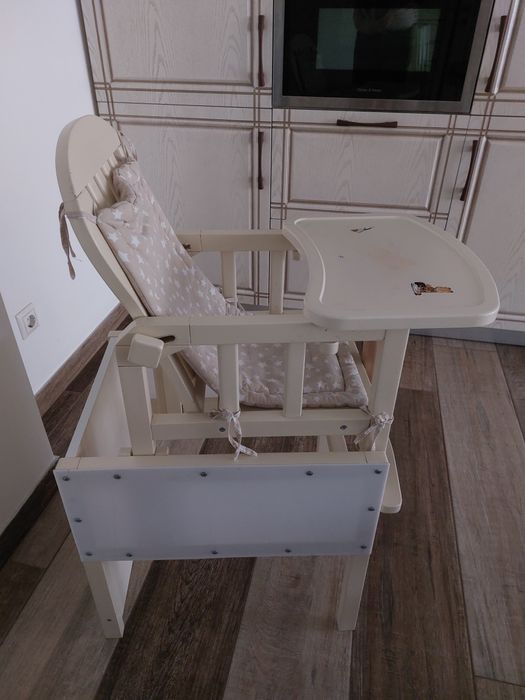 Дитячий  стіл  для годування  дитини