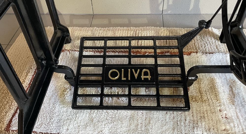 Máquina de costura antiga, OLIVA, restaurada e a trabalhar